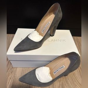 Manolo Blahnik grey suede pumps. Worn only once and in great condition.heel 4 “